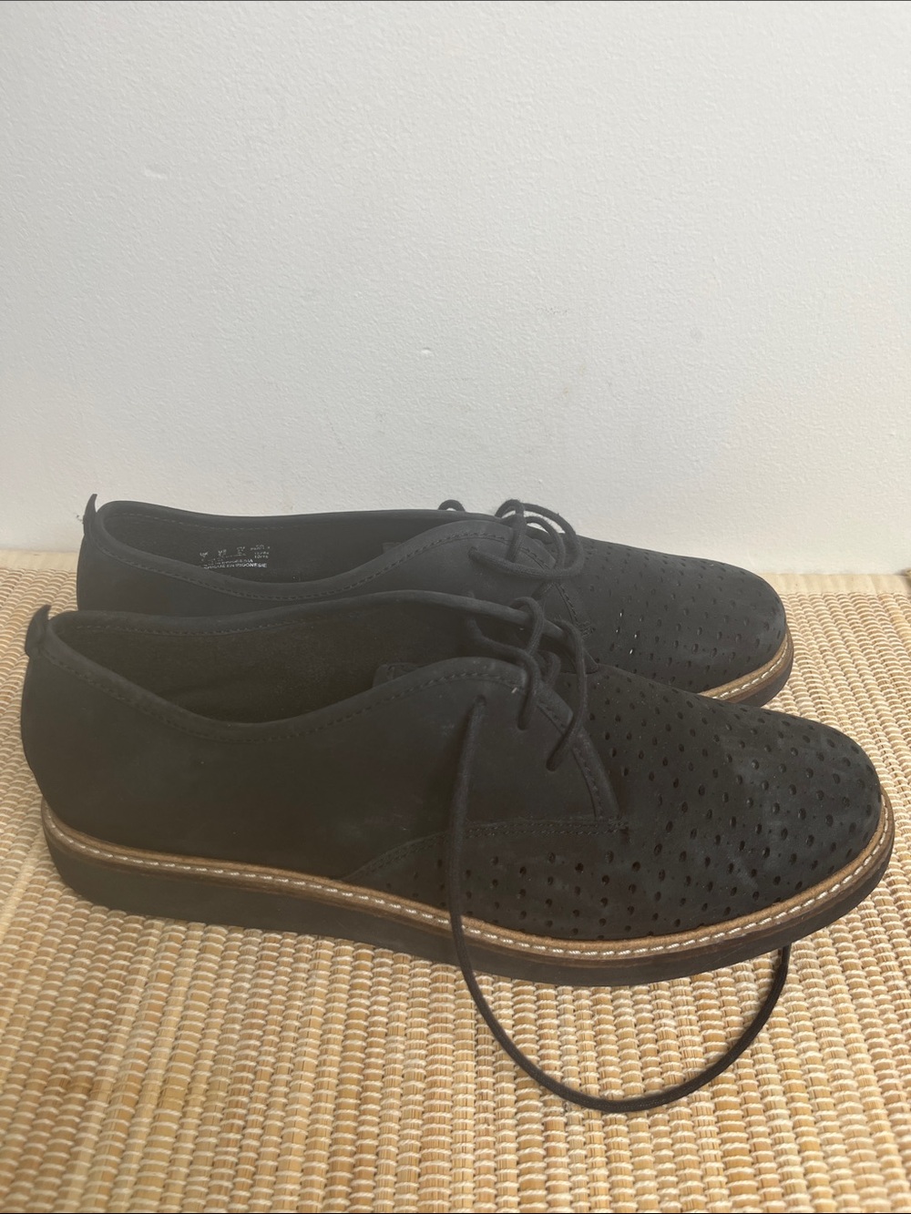 Black Oxford Shoes Lace Up Perforated  Nubuck Leather Clarks Size 9.5